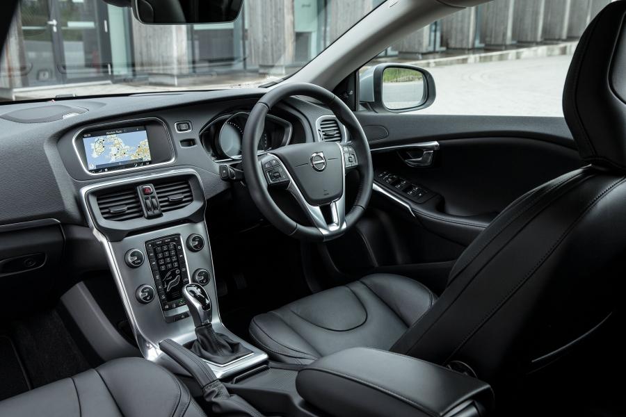 Интерьер Volvo V40 D4 Inscription 2016 года  (UK) (фото 27 из 34)